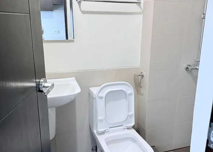 Apartment Comfy Aurora Escalades Walk To Malls & Mrt *
